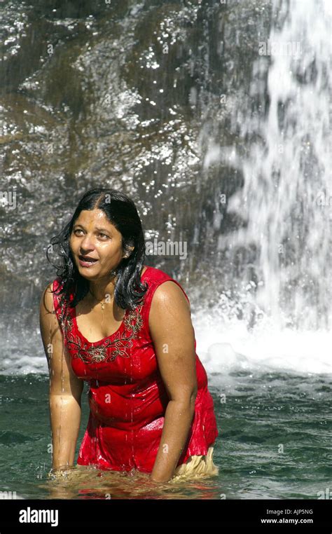 desi indian girl bathing